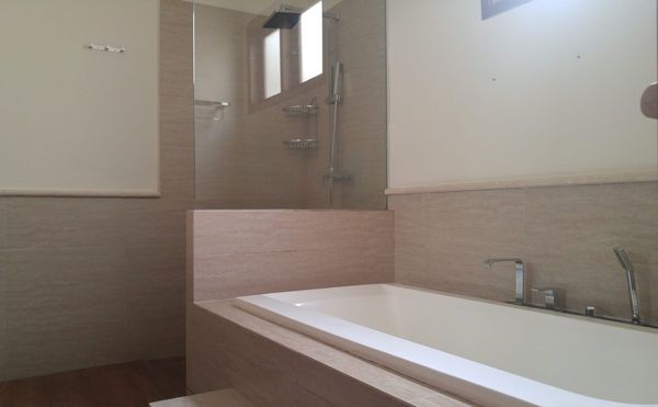 Bathtub di kamar mandi utama