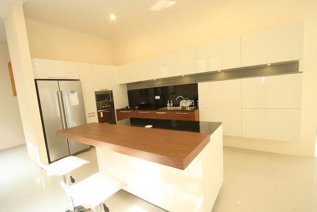 Dapur dengan meja island