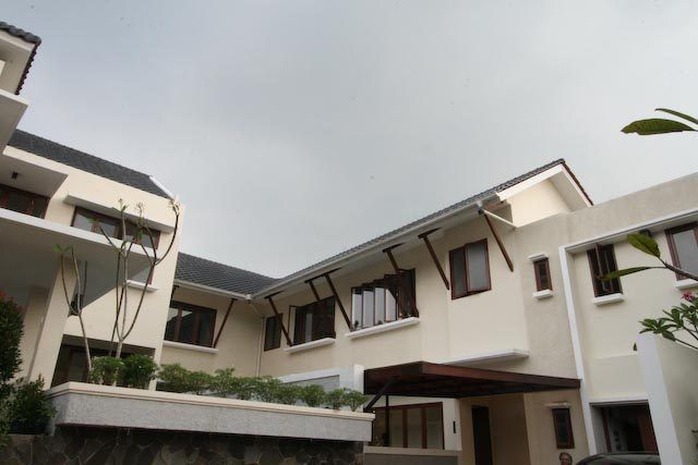 Deretan townhouse di dalam kompleks