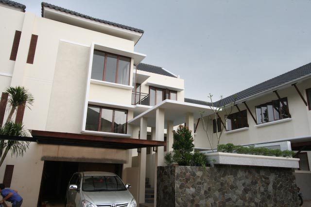 Fasad dan carport townhouse