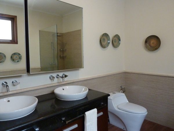 Kamar mandi utama dengan wastafel ganda