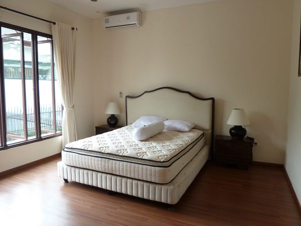 Kamar tidur utama berlantai parket kayu